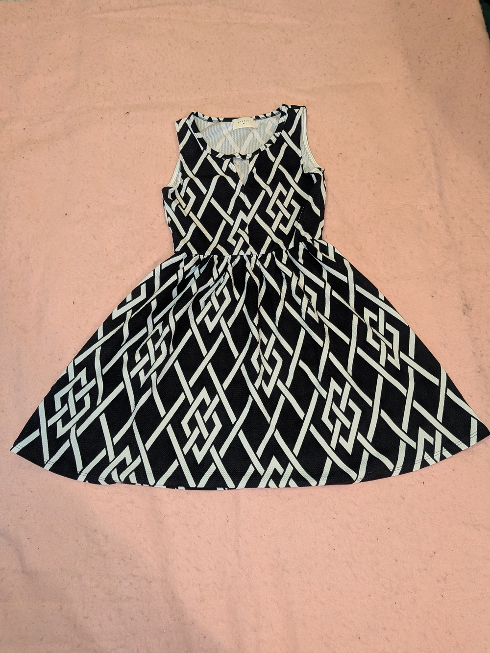 Everly Geometric Dress in Black & White